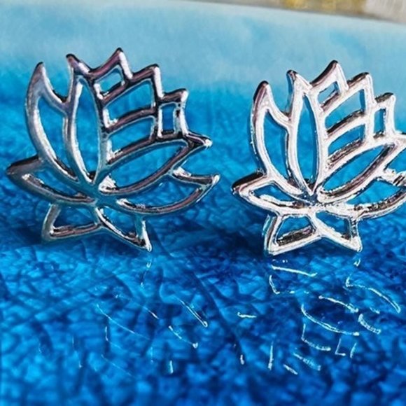 Silver lotus flower stud earring - Picture 3 of 11